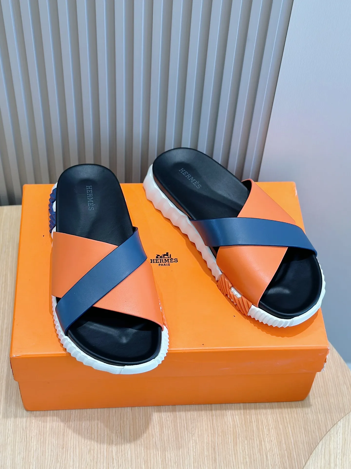 [HERMÈS] Top men's shoes 💰: 340💰 Size: 39-44 (38.45 46 custom-made) Herme*H Home Hermès Men's Sandals and Slippers - Original Replica Purchase the original version and make it one to one, the outsole is privately modeled, and the outsole color corresponding to each color is the same as the original version. Come to those who know the stuff 💪 The ultra-light soles are designed in contrasting colors, and they feel so comfortable on your feet! Calfskin, cowhide feet, private mold outsole.